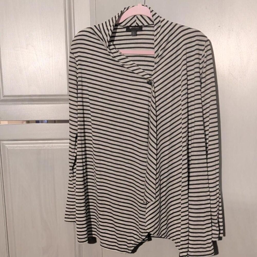 Women's Black and Grey Shirt